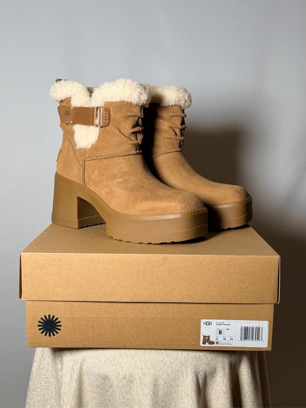UGG Moxy Pull On Boots Women's Size 8 Chestnut Suede Platform Heel
